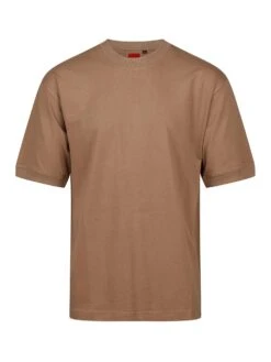 WHO WEARS THE RELAXED FIT T-SHIRT